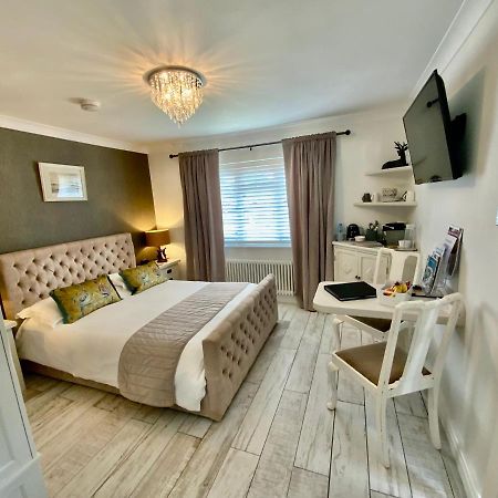 The Knightwood Oak A Luxury King Size En-Suite Space - Lymington New Forest With Totally Private Entrance - Key Box Entry - Free Parking & Private Outdoor Seating Area - Town ,Shops , Pubs & Solent Way Walking Distance & Complimentary Breakfast Items Buitenkant foto