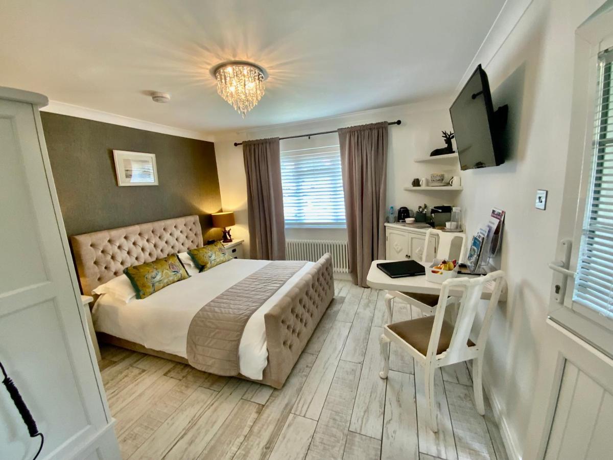 The Knightwood Oak A Luxury King Size En-Suite Space - Lymington New Forest With Totally Private Entrance - Key Box Entry - Free Parking & Private Outdoor Seating Area - Town ,Shops , Pubs & Solent Way Walking Distance & Complimentary Breakfast Items Buitenkant foto