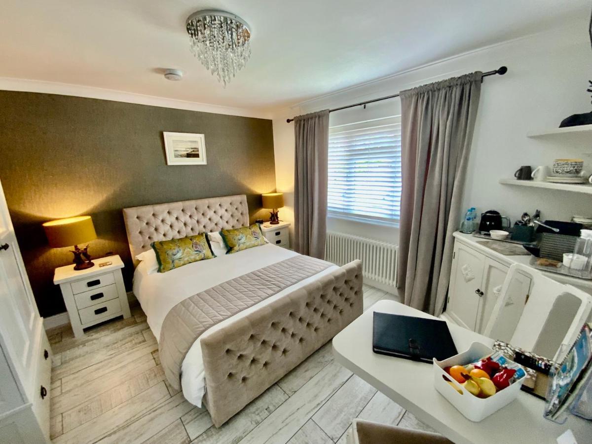 The Knightwood Oak A Luxury King Size En-Suite Space - Lymington New Forest With Totally Private Entrance - Key Box Entry - Free Parking & Private Outdoor Seating Area - Town ,Shops , Pubs & Solent Way Walking Distance & Complimentary Breakfast Items Buitenkant foto