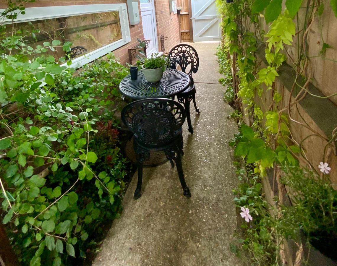 The Knightwood Oak A Luxury King Size En-Suite Space - Lymington New Forest With Totally Private Entrance - Key Box Entry - Free Parking & Private Outdoor Seating Area - Town ,Shops , Pubs & Solent Way Walking Distance & Complimentary Breakfast Items Buitenkant foto
